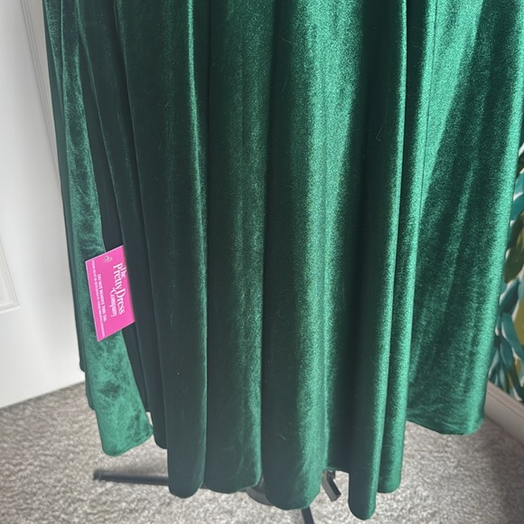 The Pretty Dress Company Forest Green Velvet Hourglass Dress - Picture 6 of 7